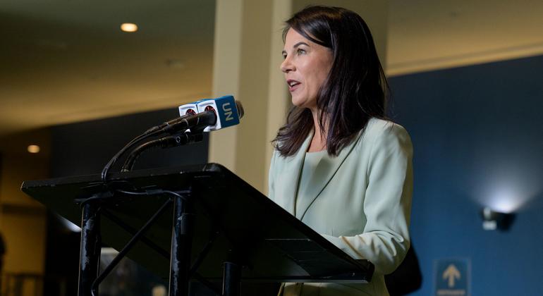 Annalena Baerbock, la nouvelle présidente élue de la 80e session de l'Assemblée générale de l'ONU, s'adresse aux journalistes après son investiture.